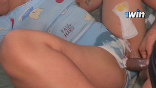 Sexo secreto con la novia de un amigo durante un roce de coño pervertido y semen caliente en bragas