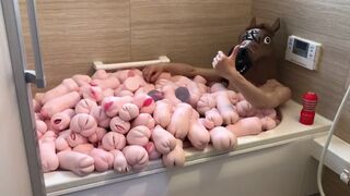 総額100万円以上⁉︎ オナホール４００個で、オナホ風呂を作ってみた! I made a Masturbates Bath with 400 Masturbators.（無修正）